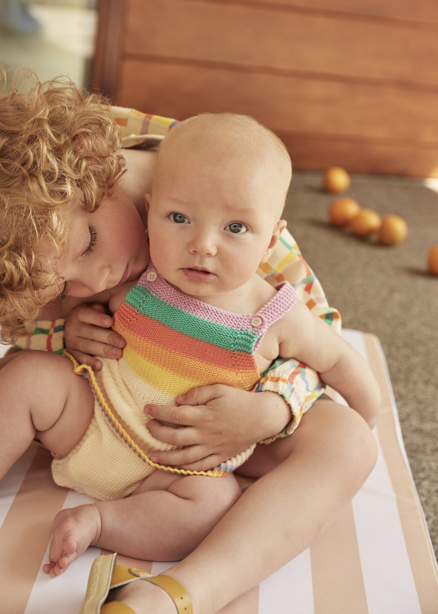 bonniemob-ss2423-BUBBLE_3467-241_Knitted rainbow stripe baby romper_Pin Rainbow_BONNIEMOB_SS24_4