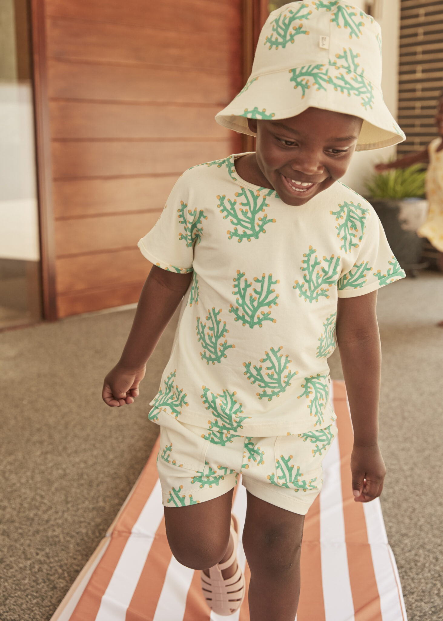 bonniemob-ss2423-CRUZ- COLLEY_CHILL _kids T shirt_ shorts_sun hat_Coral print _BONNIEMOB_SS24_2