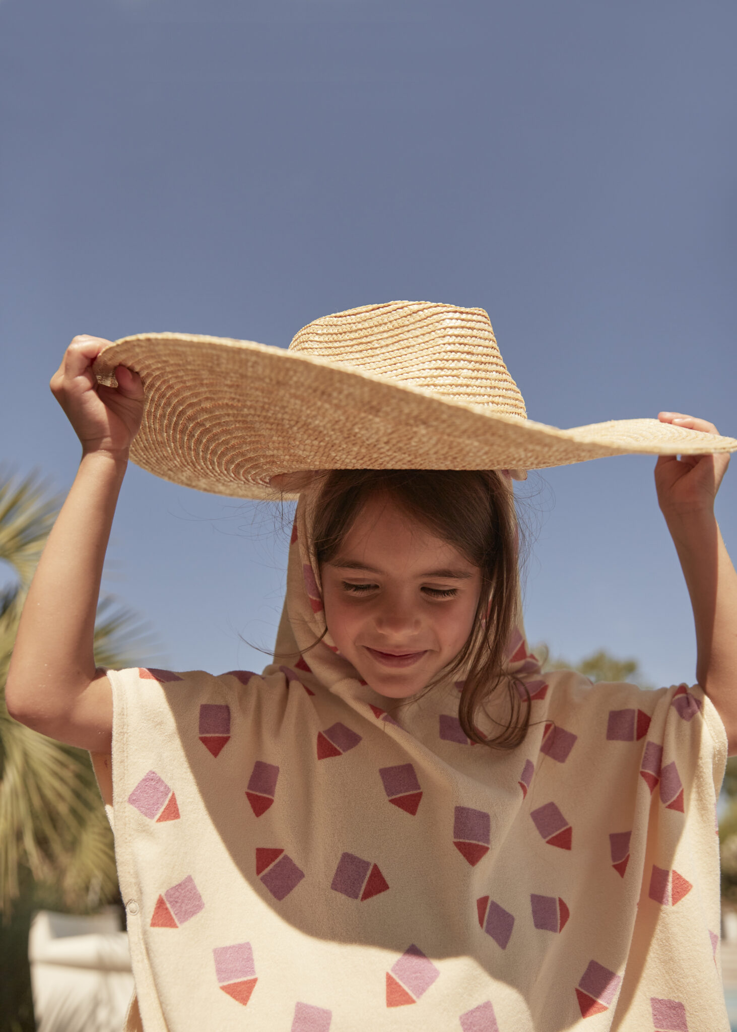 bonniemob-ss2423-SURF- 3484-241_baby & kids BEACH TOWEL ROBE_Pink beach hut print_BONNIEMOB_SS24_10