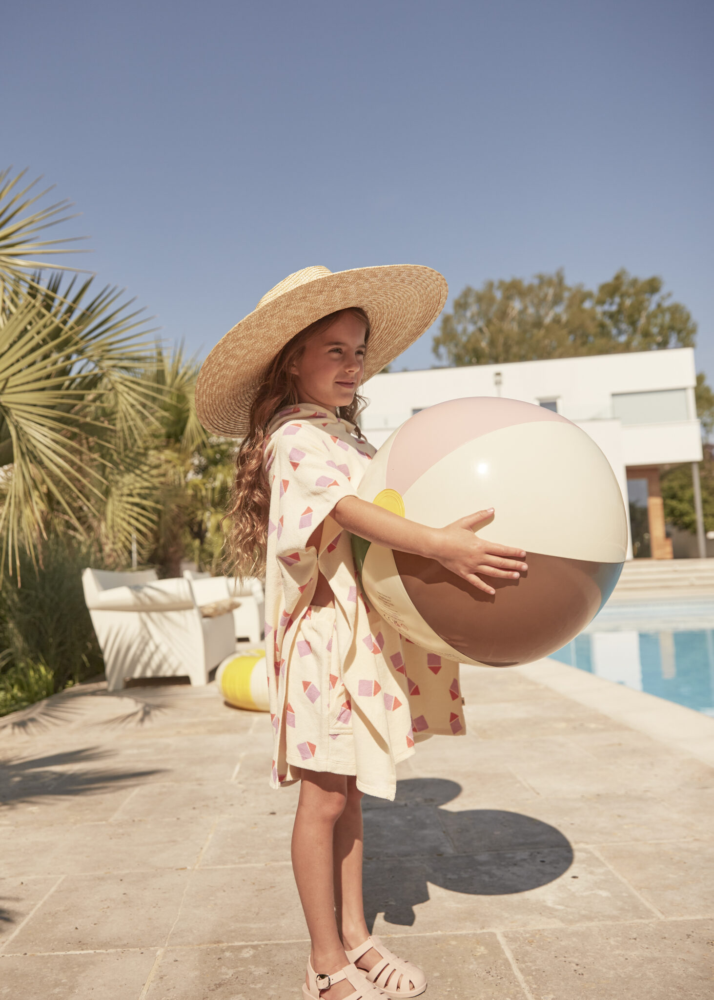 bonniemob-ss2423-SURF- 3484-241_baby & kids BEACH TOWEL ROBE_Pink beach hut print_BONNIEMOB_SS24_4