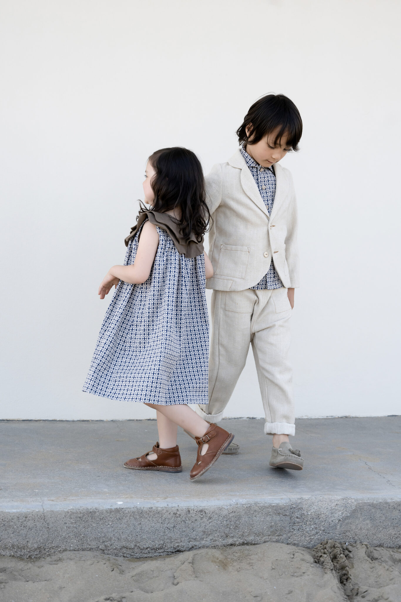 moda bambino bambina con un vestito, bambino completo giacca pantalone beige kidswear