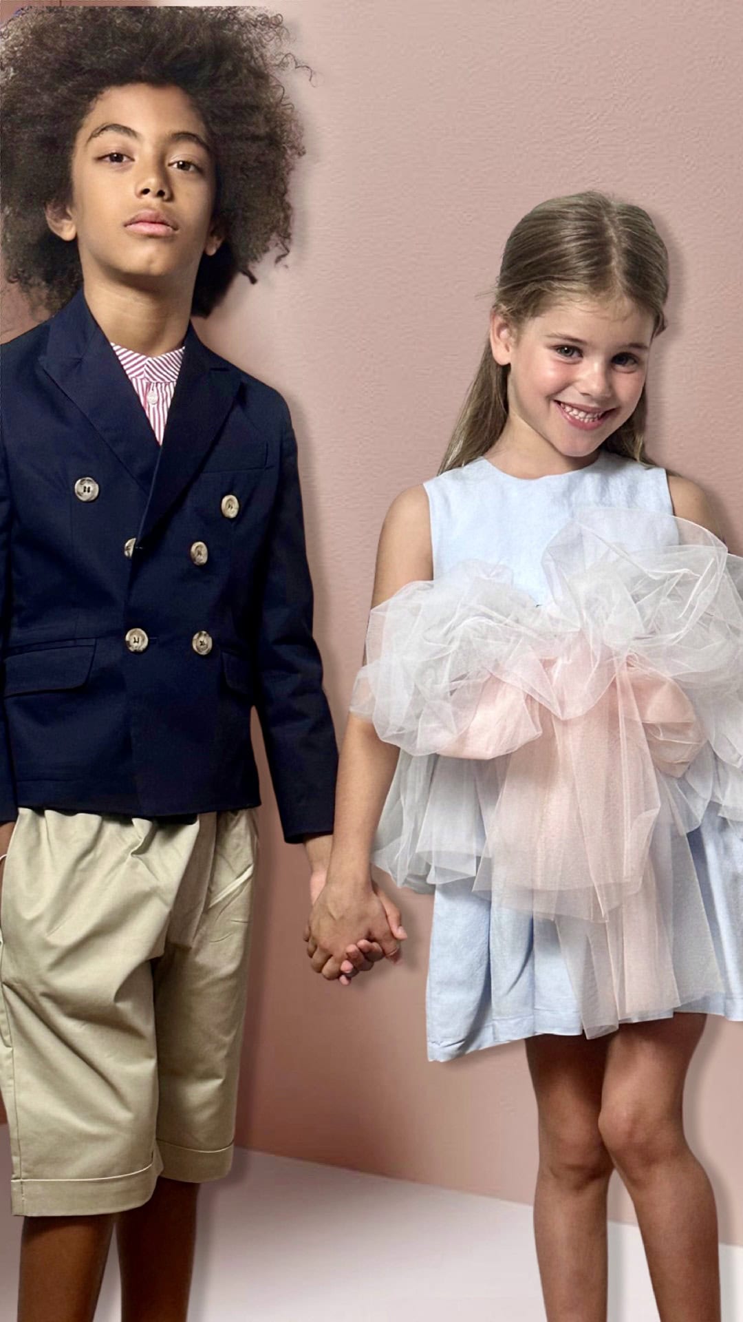 giacca blu e pantaloni beige per bambino, vestito con un fiocco tulle bambina