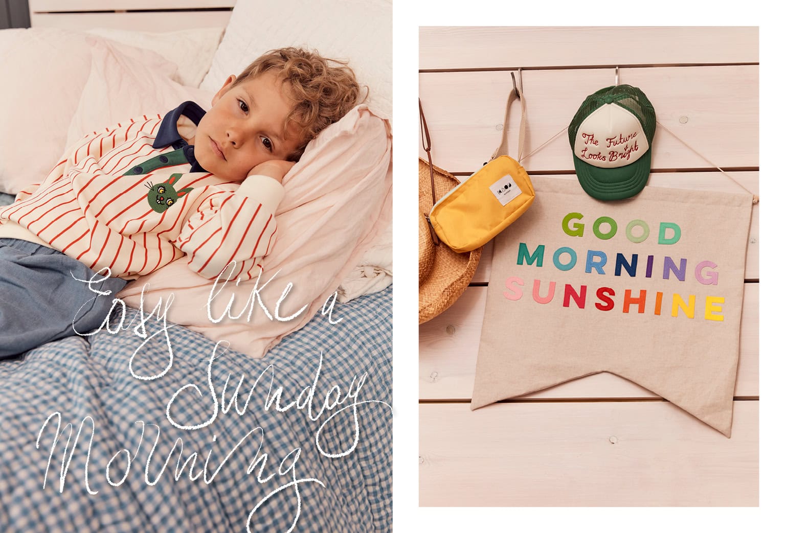 Un bambino biondo con riccioli, vestito con una felpa a righe rosse e bianche con un colletto blu e un disegno di un gatto verde, è sdraiato su un letto con coperte a quadri blu e bianche. A destra, una borsa gialla è appesa accanto a un cappello da baseball verde con la scritta