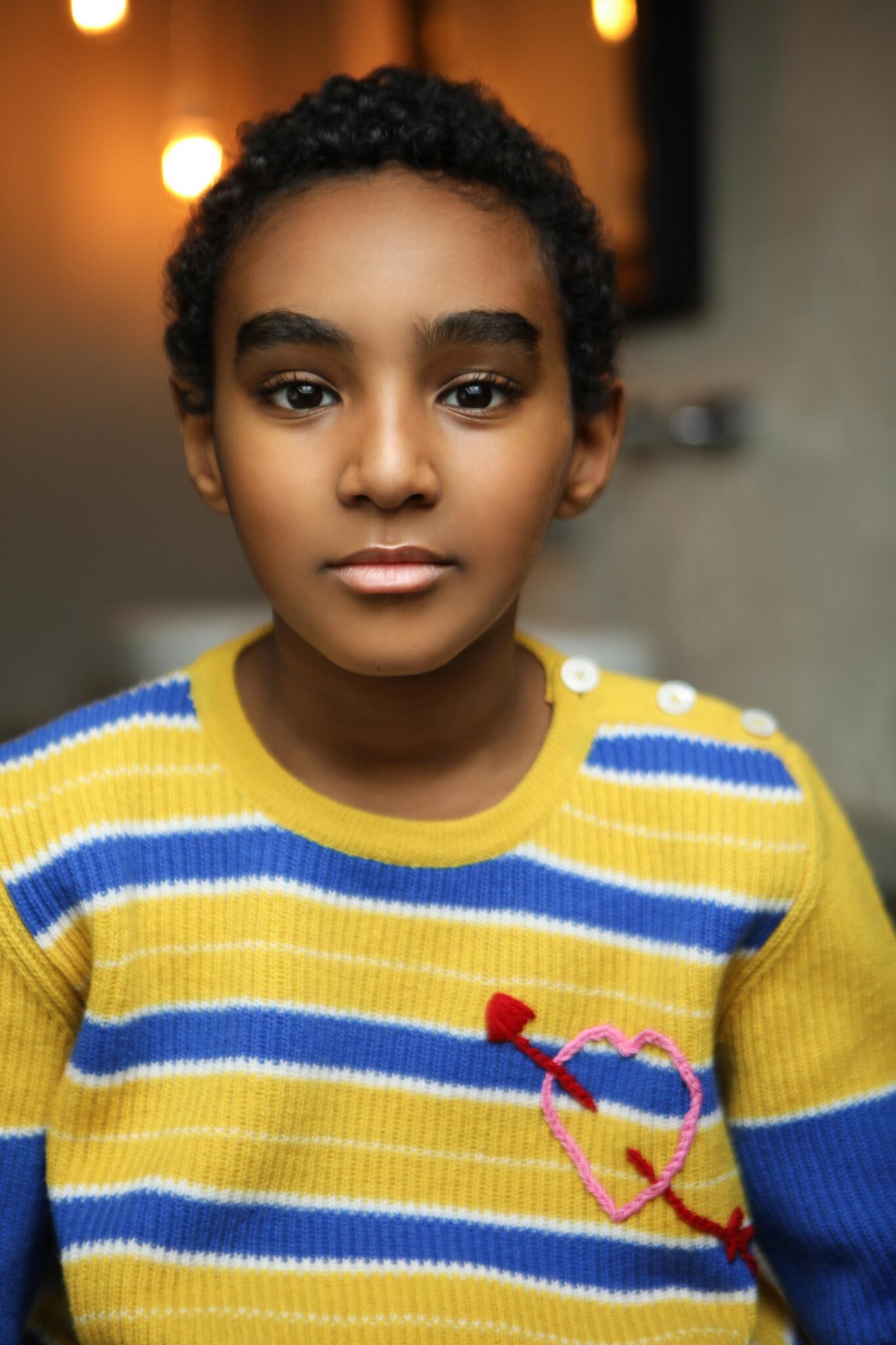 bambino di colore con maglia a righe