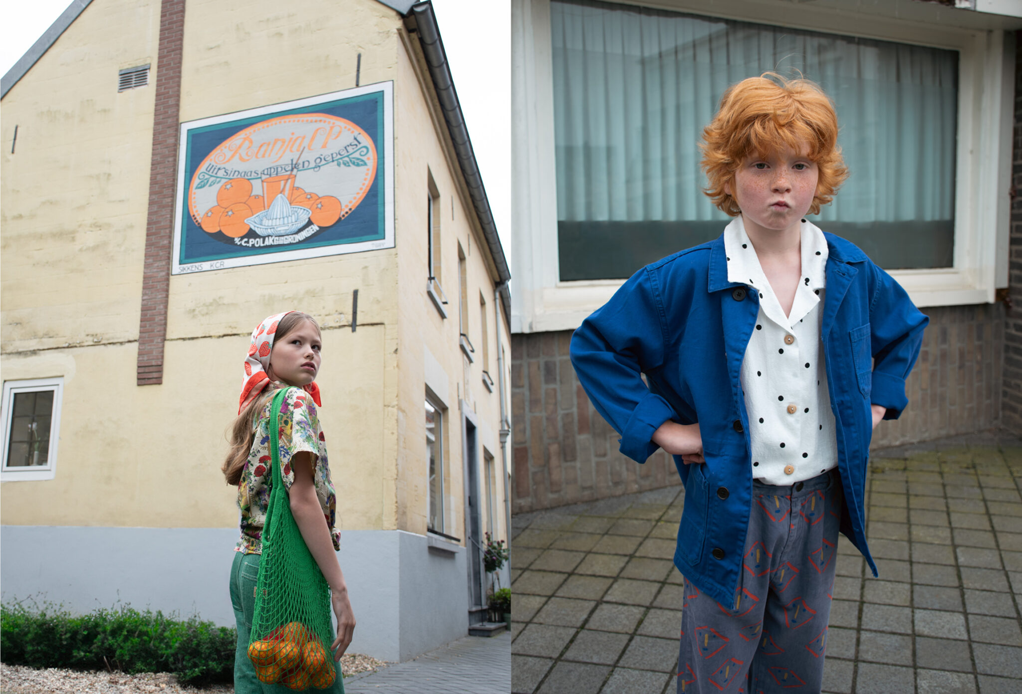Editoriale moda intitolato 'C'est la vie' della fotografa Danique Daemen. L'immagine è divisa in due scene: a sinistra, una bambina con una bandana a pois e una maglietta floreale porta una borsa della spesa verde con arance, camminando lungo una strada con un murale di arance sullo sfondo. A destra, un bambino con capelli rossi indossa una giacca blu, una camicia bianca a pois neri e pantaloni grigi con motivi colorati, posando con le mani sui fianchi davanti a un edificio urbano. Entrambe le scene esprimono uno stile vintage e colorato.