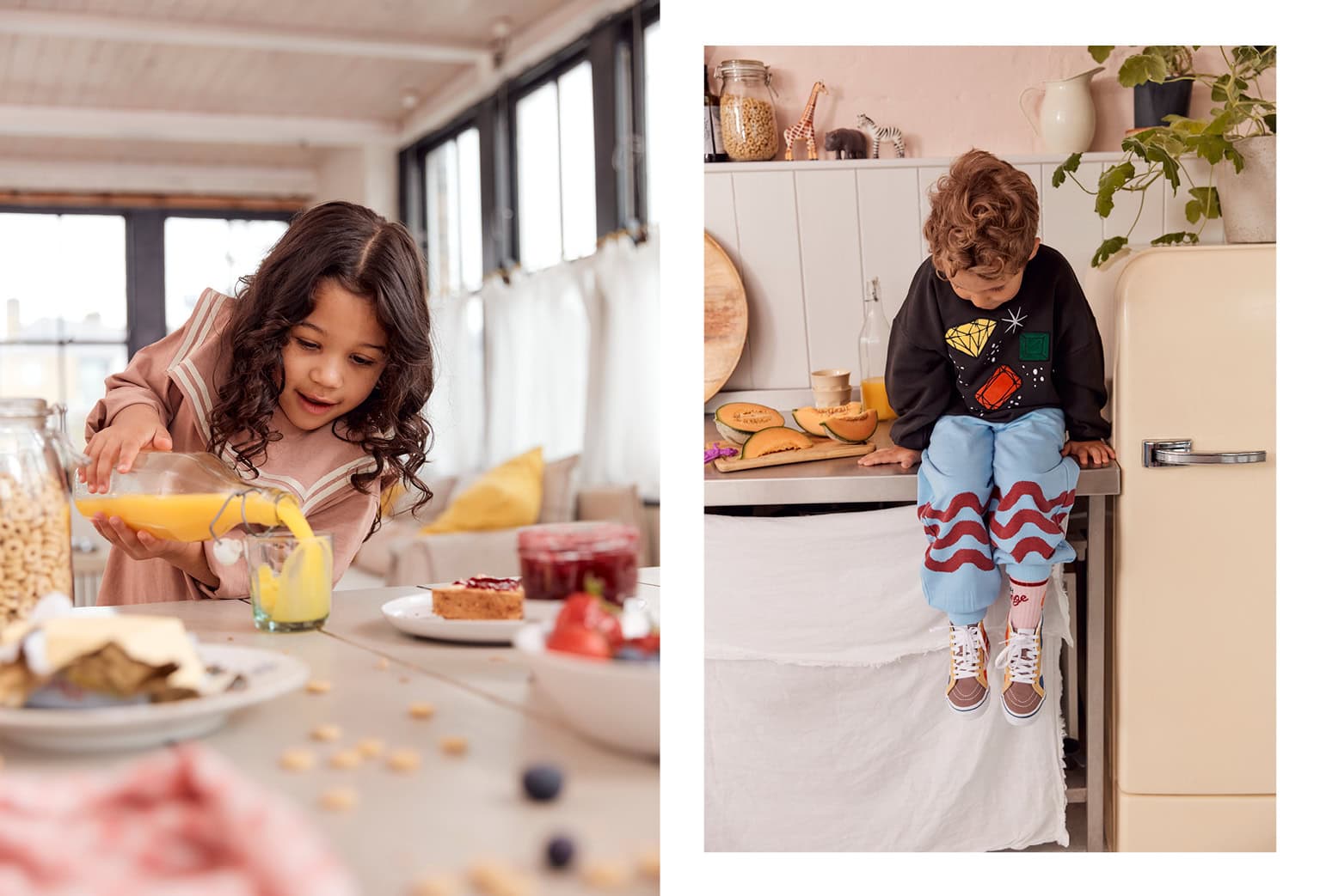 A sinistra, una bambina con capelli castani e ricci versa del succo d'arancia in un bicchiere mentre è in piedi davanti a un tavolo apparecchiato per la colazione con cereali, pane tostato con marmellata e vari altri alimenti. A destra, un bambino biondo con riccioli è seduto su un piano di lavoro in cucina. Indossa una felpa nera con disegni di gemme colorate e pantaloni azzurri con onde rosse. Dietro di lui ci sono vari oggetti da cucina e metà di un melone. Il titolo dell'editoriale di moda per bambini è