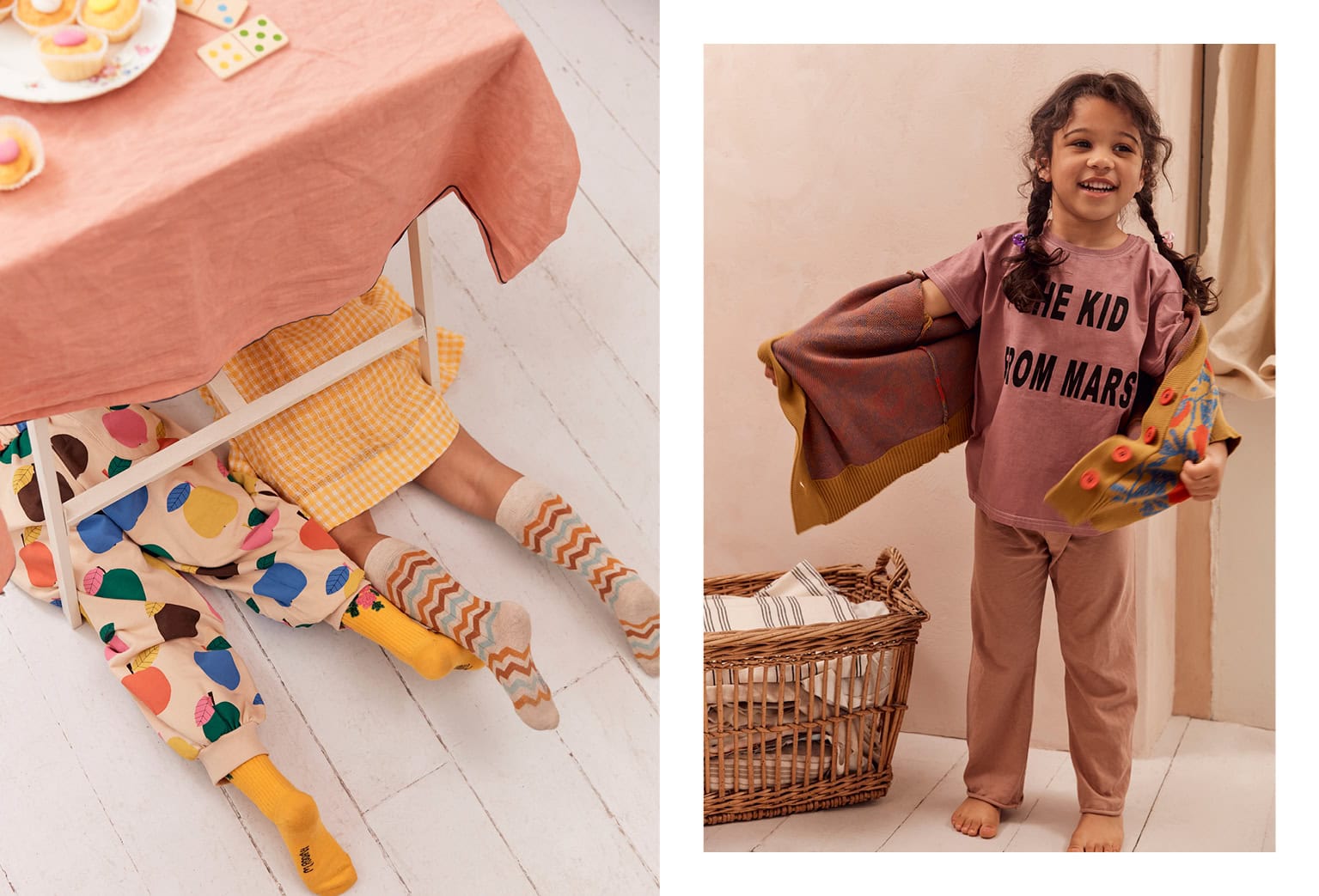 A sinistra, due bambini sono sdraiati sotto un tavolo coperto da una tovaglia rosa. Uno indossa pantaloni beige con disegni colorati e calzini gialli, mentre l'altro indossa un vestito a quadretti giallo e calzini a righe zigzag. Sul tavolo ci sono dei dolci e dei giochi. A destra, una bambina con capelli castani e ricci sorride mentre indossa una maglietta rosa con la scritta