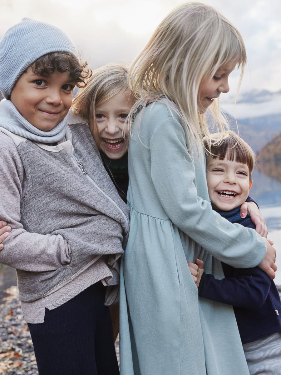 4 bambini si abbracciano