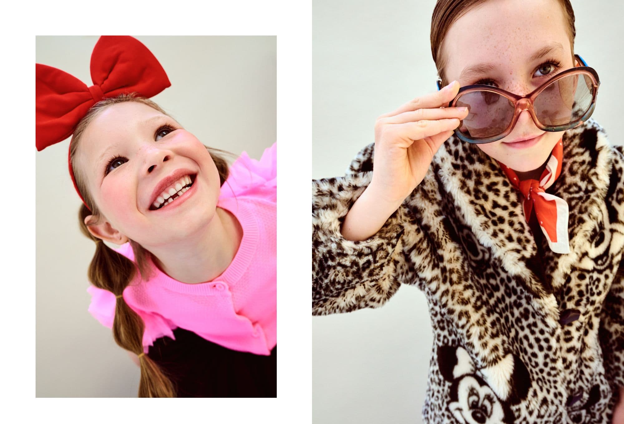 Due ritratti di bambine in outfit eccentrici. A sinistra, una bambina sorride con entusiasmo indossando un grande fiocco rosso tra i capelli e un cardigan rosa con dettagli in tulle. A destra, un'altra bambina con occhiali da sole oversize abbassati sul naso, cappotto leopardato con disegni di Topolino e foulard rosso al collo. Fotografia di Paola Amenta.