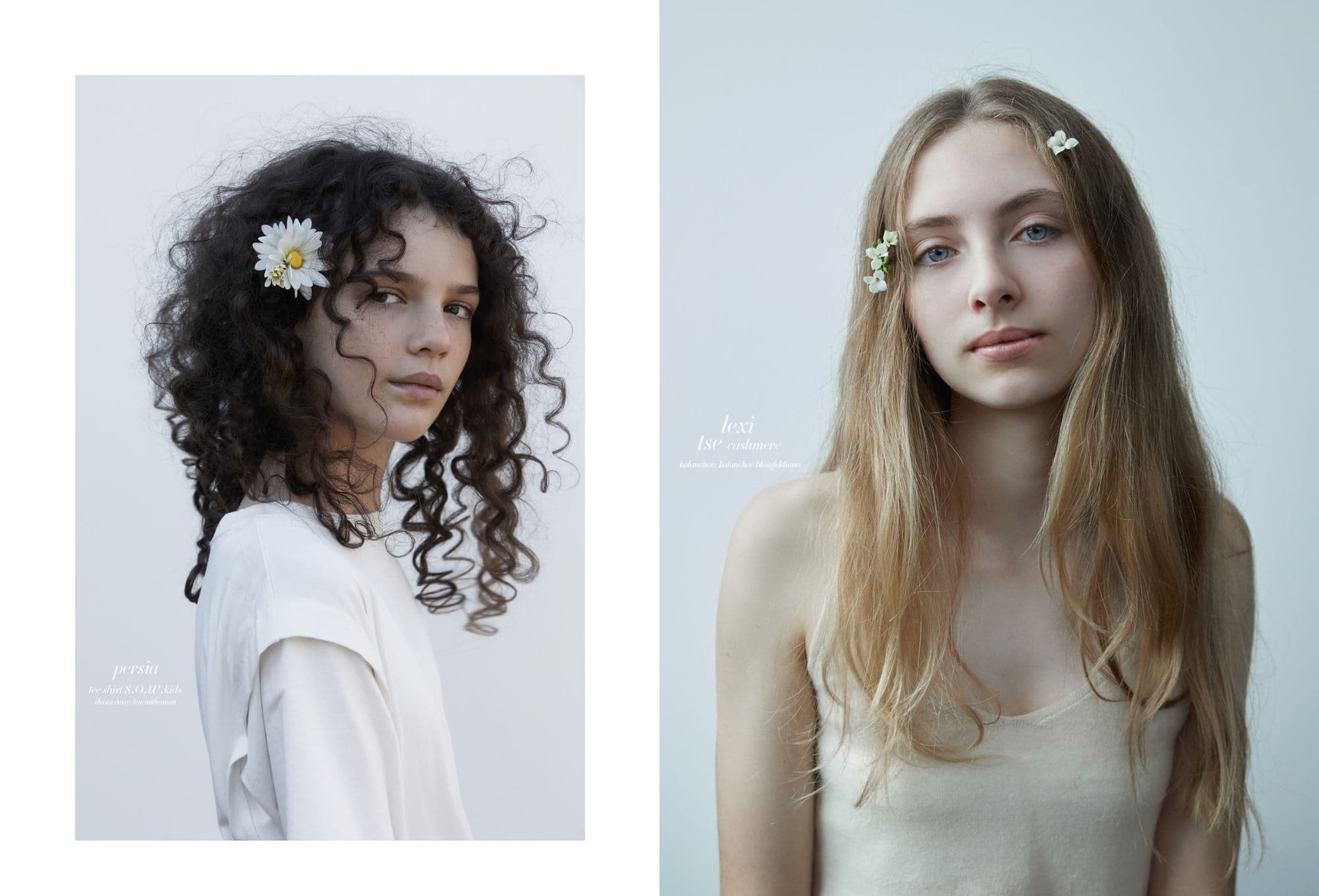 Doppio ritratto su sfondo neutro: a sinistra ragazza dai ricci scuri con margherita bianca tra i capelli, t-shirt avorio; a destra ragazza bionda con piccoli fiori bianchi fra le ciocche, canotta beige, sguardo frontale; editoriale moda “Moon Garden” di Cleo Sullivan.