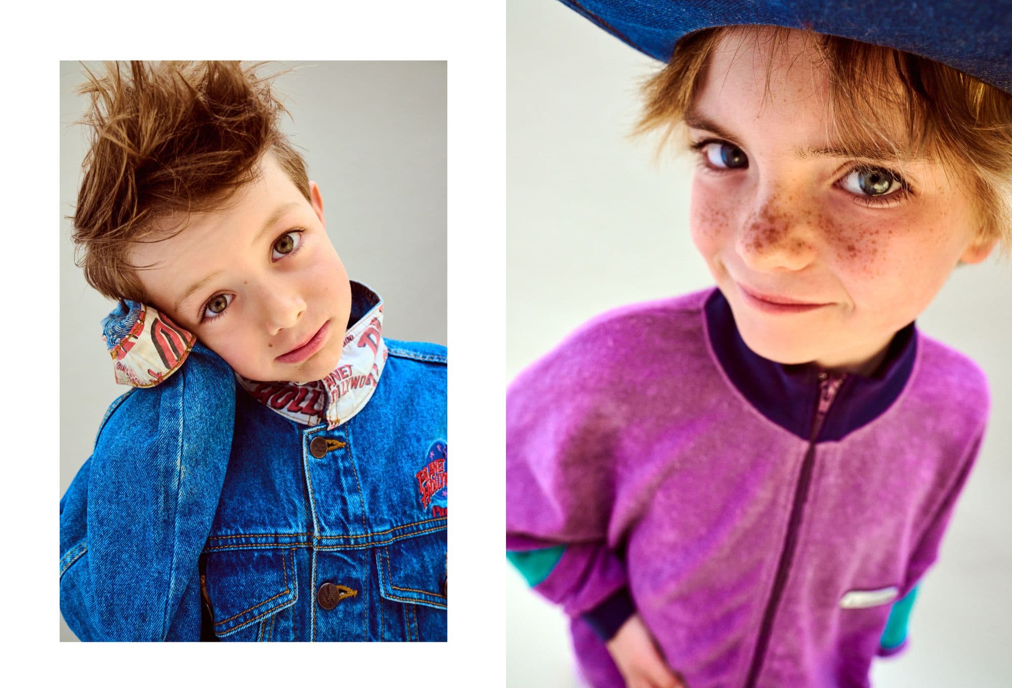 Ritratti ravvicinati di due bambini con look vivaci e personalità ben visibili. A sinistra, un bambino con capelli spettinati indossa una giacca di jeans “Planet Hollywood” e appoggia la testa alla mano con uno sguardo tenero. A destra, un bambino con lentiggini indossa una tuta viola e un cappello blu, sorridendo con aria furbetta. Fotografia di Paola Amenta.