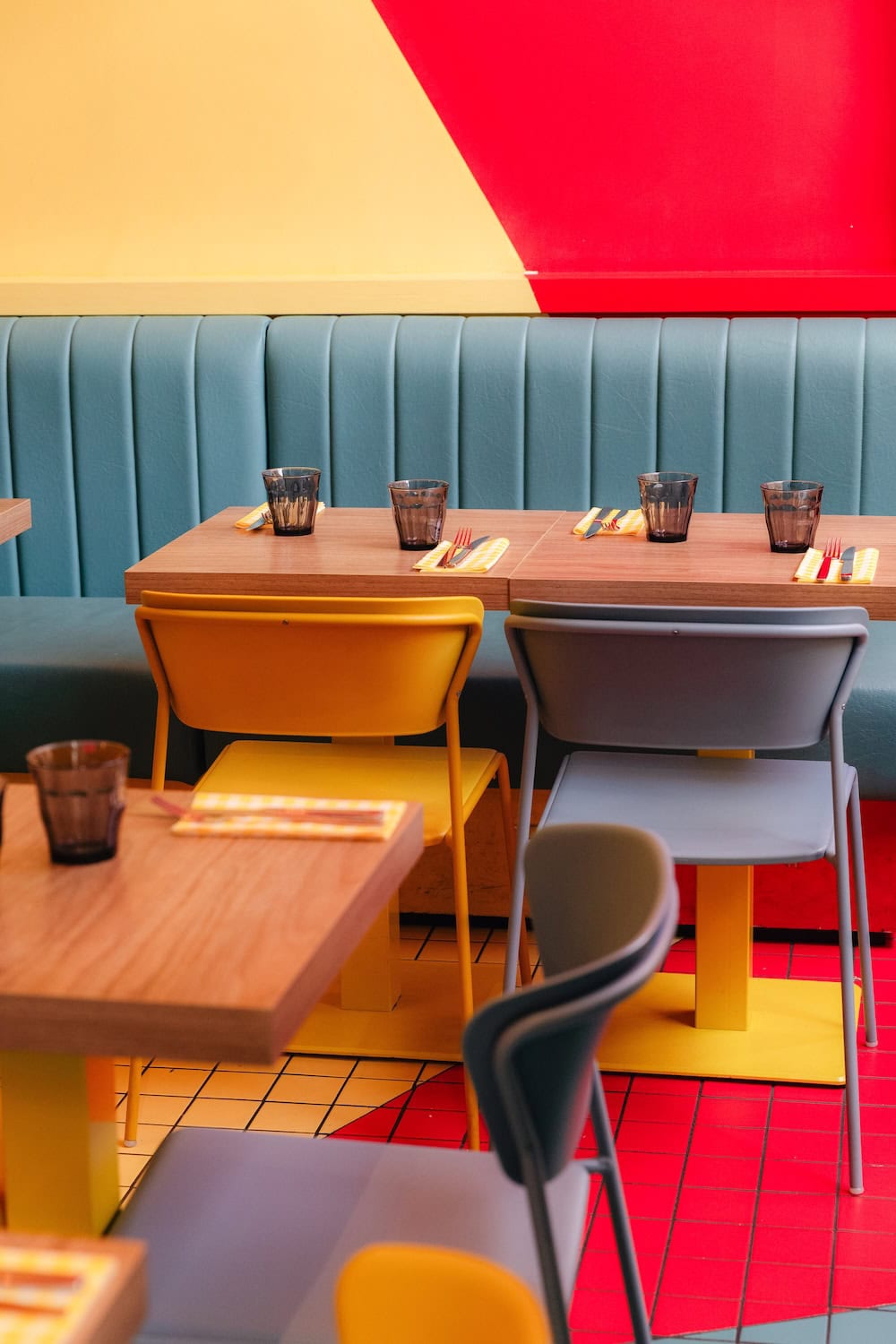 restaurant Fresca Pasta Club interiors, colorful walls, cozy sofas, wooden tables