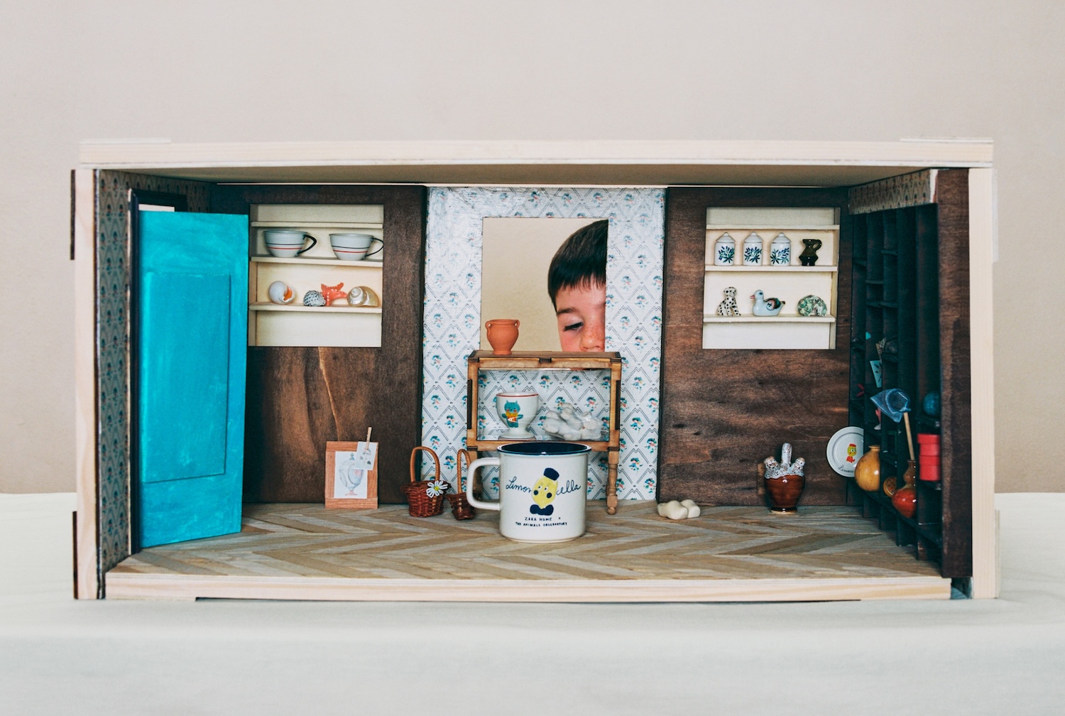 Miniatura casa delle bambole Zara Home x The Animals Observatory con dettagli illustrati, oggetti decorativi e tazza Limoncella in stile cabinet de curiosités.