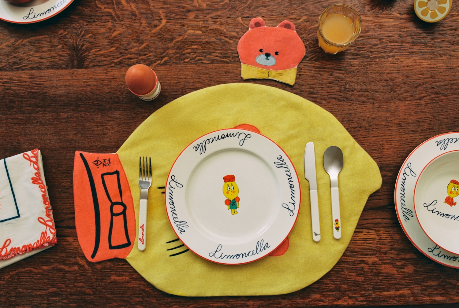 Apparecchiatura tavola bambini Zara Home x The Animals Observatory con piatti illustrati Limoncella, tessili colorati e posate coordinate.