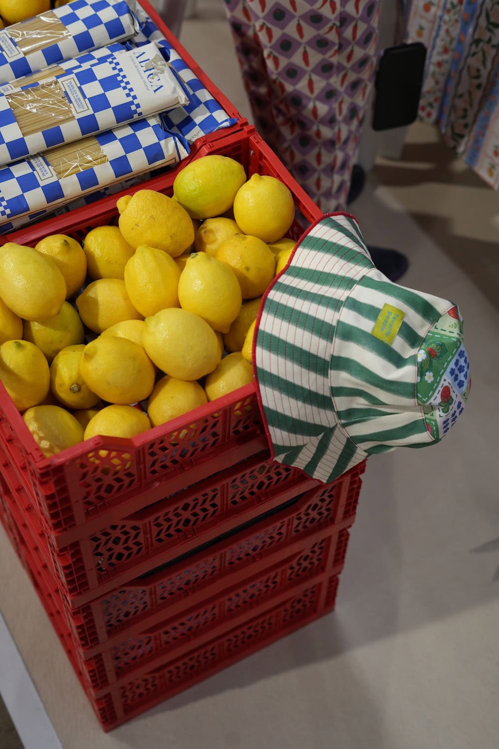 Creative visual display at Playtime Paris featuring fresh lemons, patterned textiles, and lifestyle accessories, reflecting the playful and trend-driven atmosphere of the trade show.