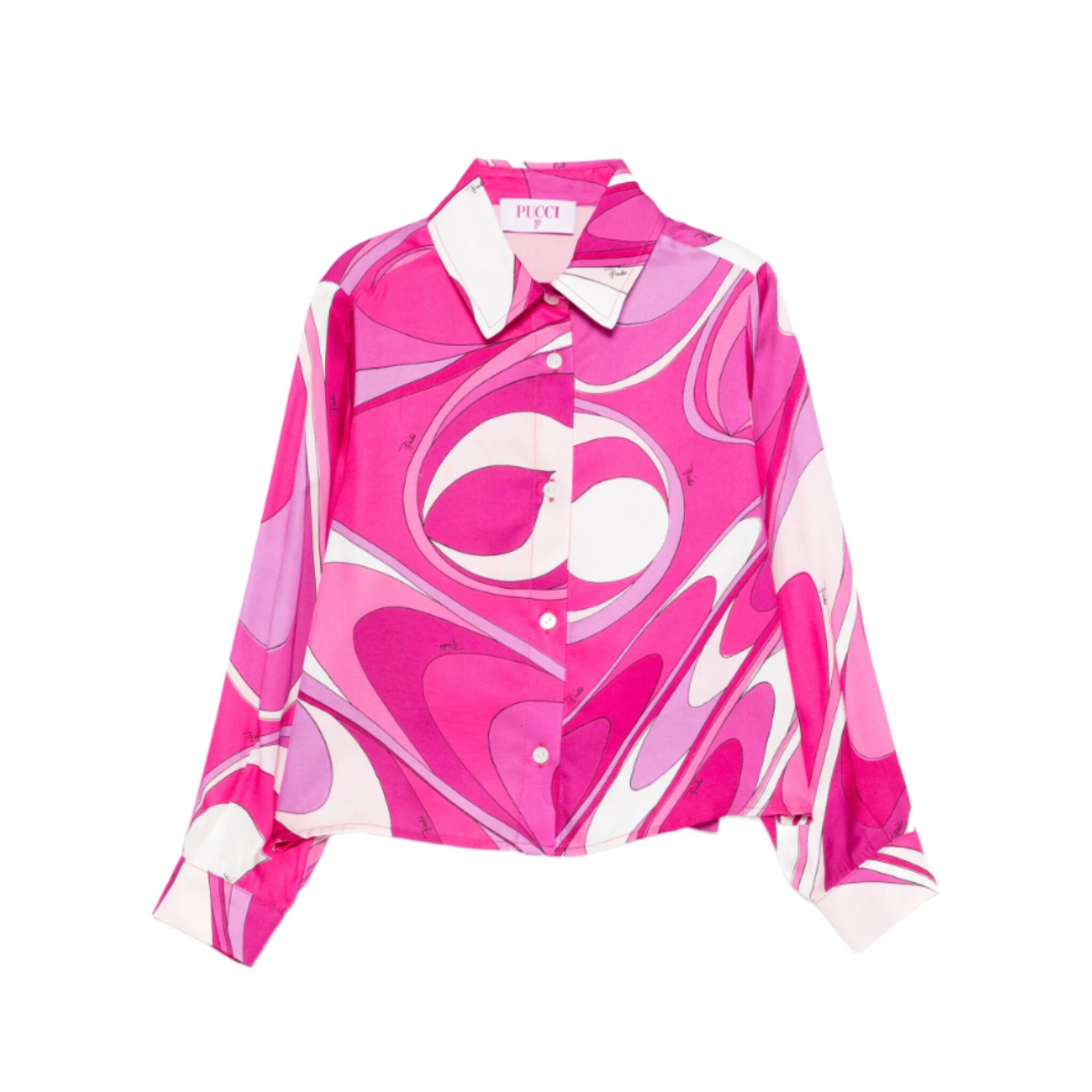 Camicia a maniche lunghe Pucci in tonalità fucsia, rosa e bianco con iconica stampa astratta a motivi vorticosi. Modello cropped con colletto classico bianco, chiusura frontale con bottoni e polsini ampi, fotografata su sfondo bianco.