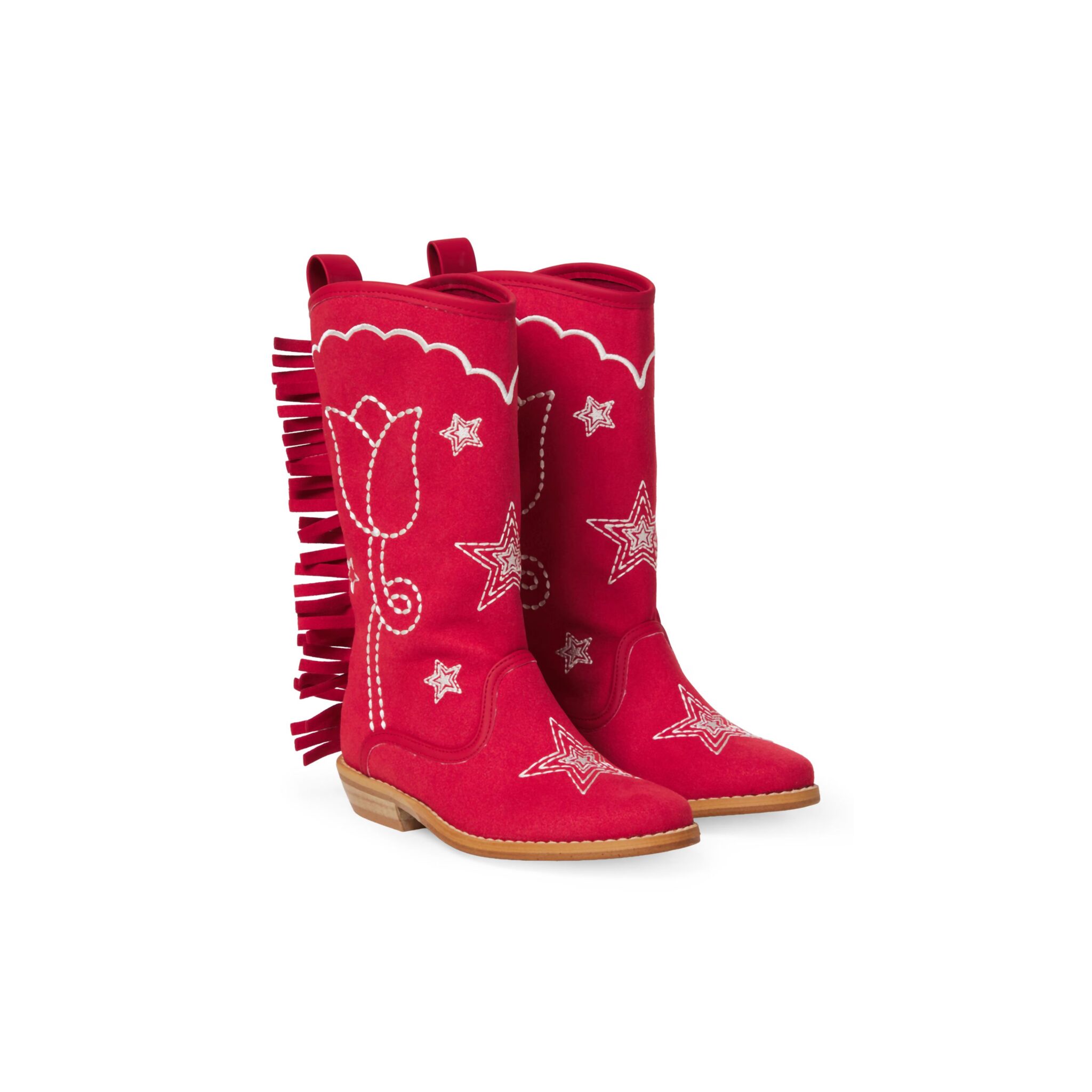 Stivali western Stella McCartney Kids in effetto suede rosso acceso, con ricami bianchi a forma di stelle e motivi ispirati al cowboy. Modello al polpaccio con frange sul retro, linguetta posteriore e tacco basso in legno, fotografati su sfondo bianco.