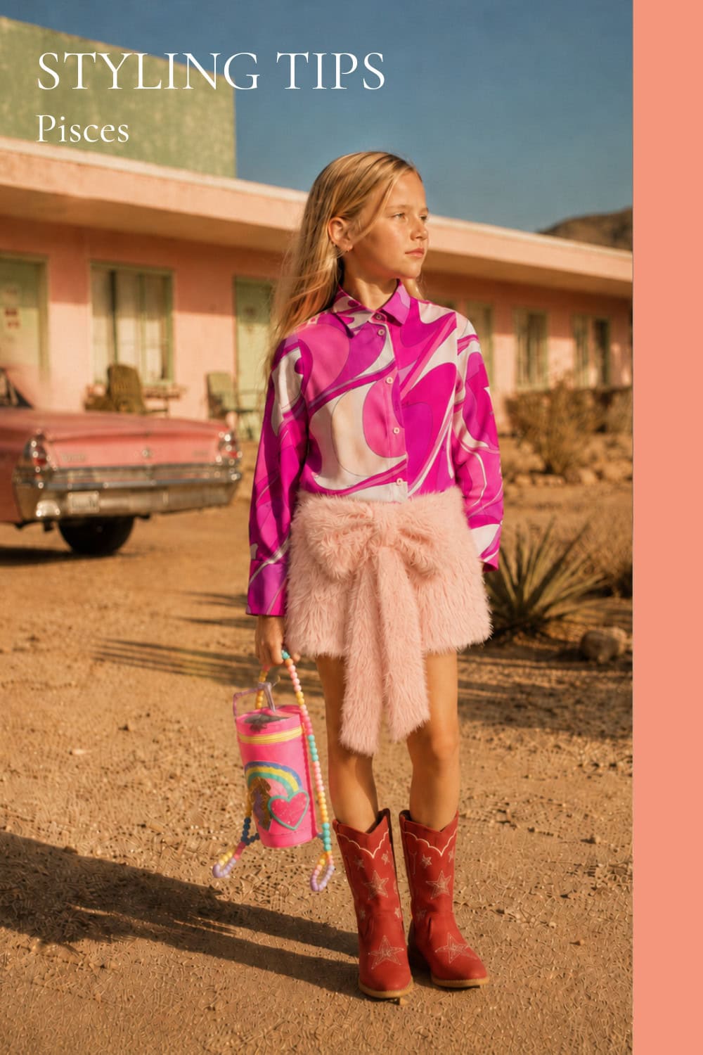 Una bambina posa in un paesaggio desertico davanti a un motel in stile rétro, indossando una camicia Pucci con stampa astratta rosa e fucsia, una gonna in eco-pelliccia rosa con maxi fiocco, stivali western rossi Stella McCartney Kids e una borsa Billieblush a forma di bicchiere con tracolla di perline multicolore. In alto a sinistra compare la scritta 